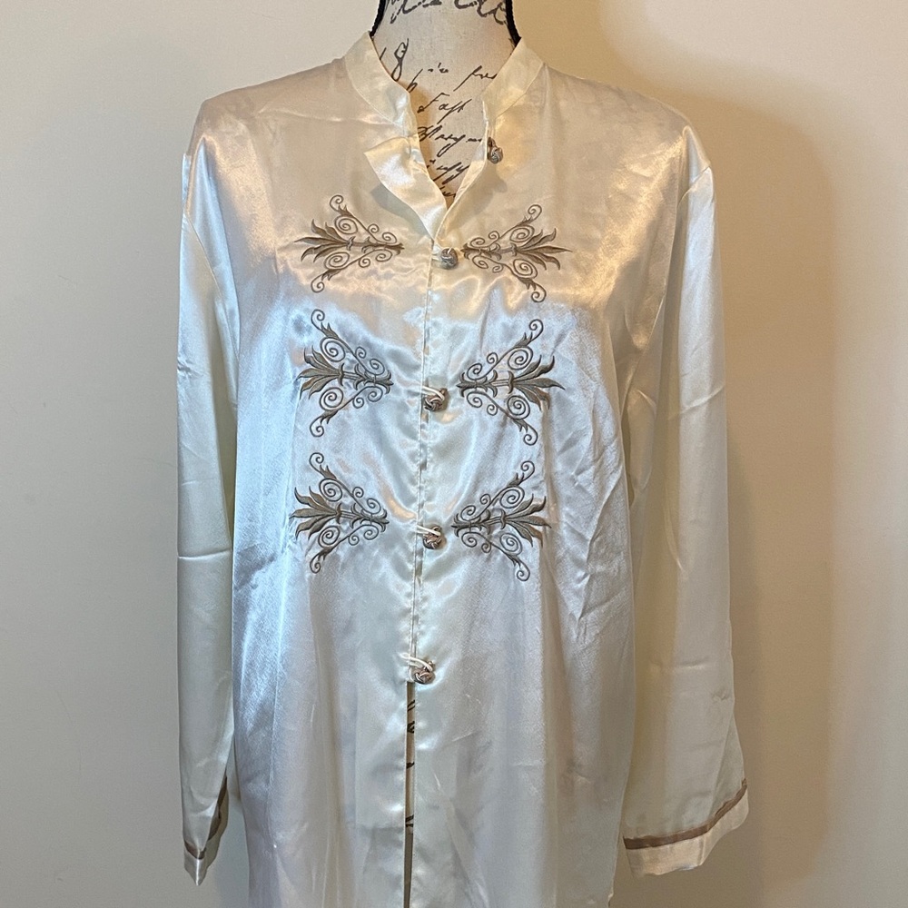White Satin sleep shirt Off White with Embroidery M/L. Like New Condition